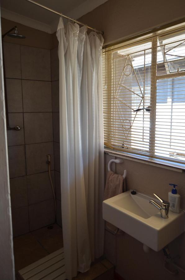 A & R Guesthouse Bloemfontein Bagian luar foto