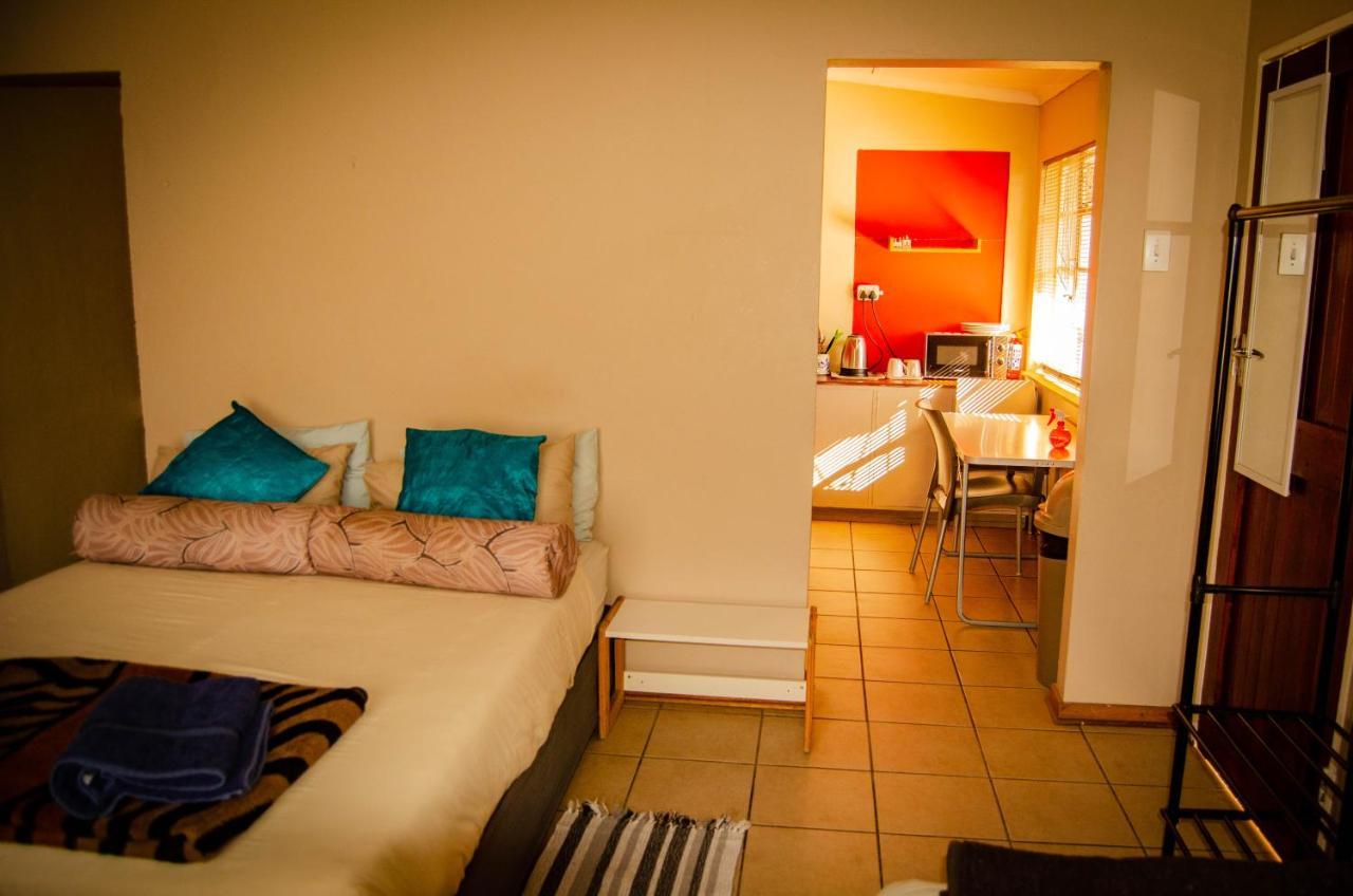 A & R Guesthouse Bloemfontein Bagian luar foto